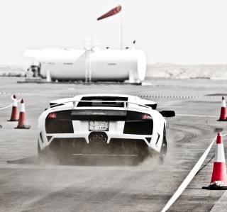 White Lamborghini Murcielago On Track - Obrázkek zdarma pro iPad 2