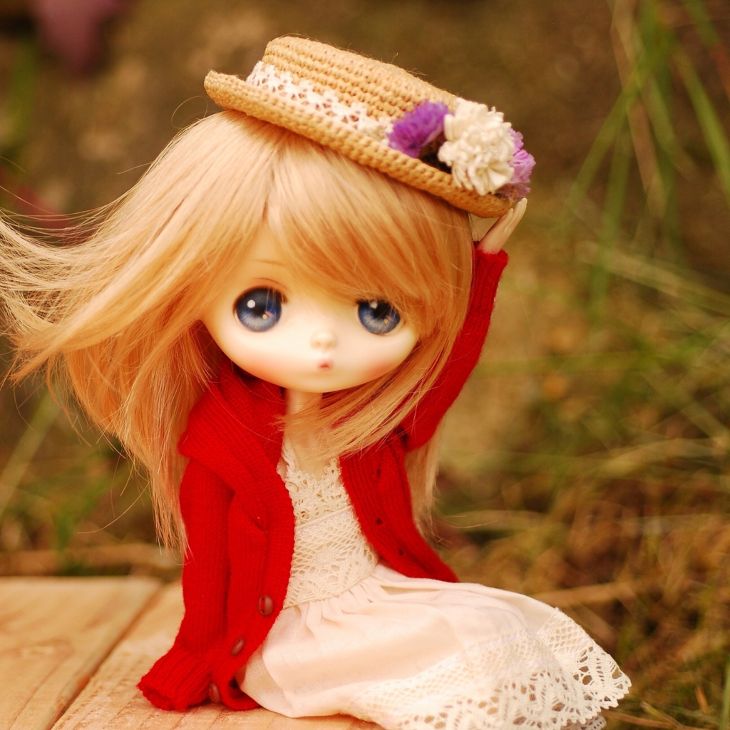 Обои Blonde Doll In Romantic Dress And Hat 1024x1024