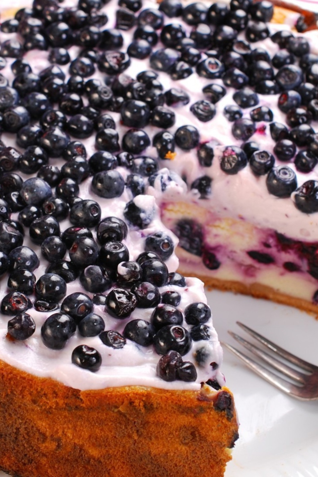 Fondo de pantalla Fresh Blueberry Cake 640x960