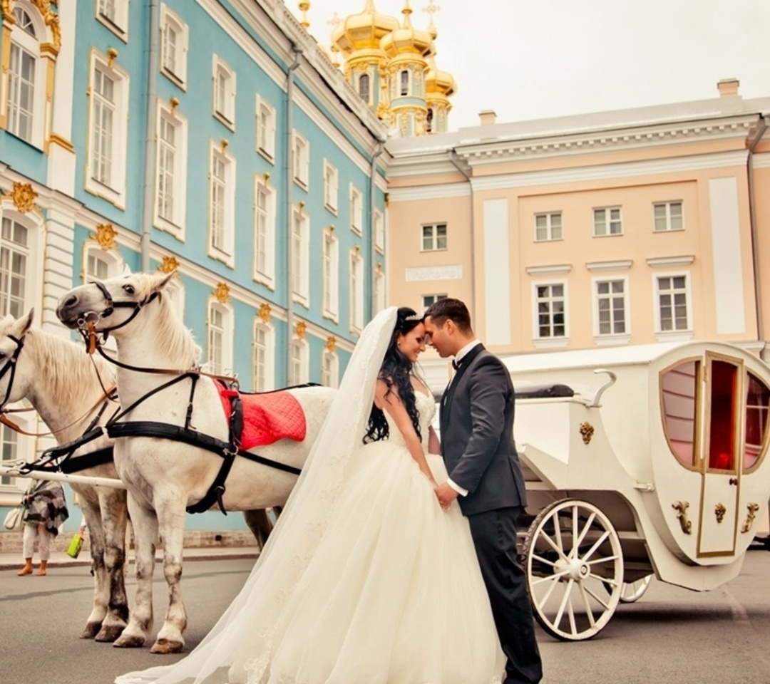 Обои Wedding in carriage 1080x960