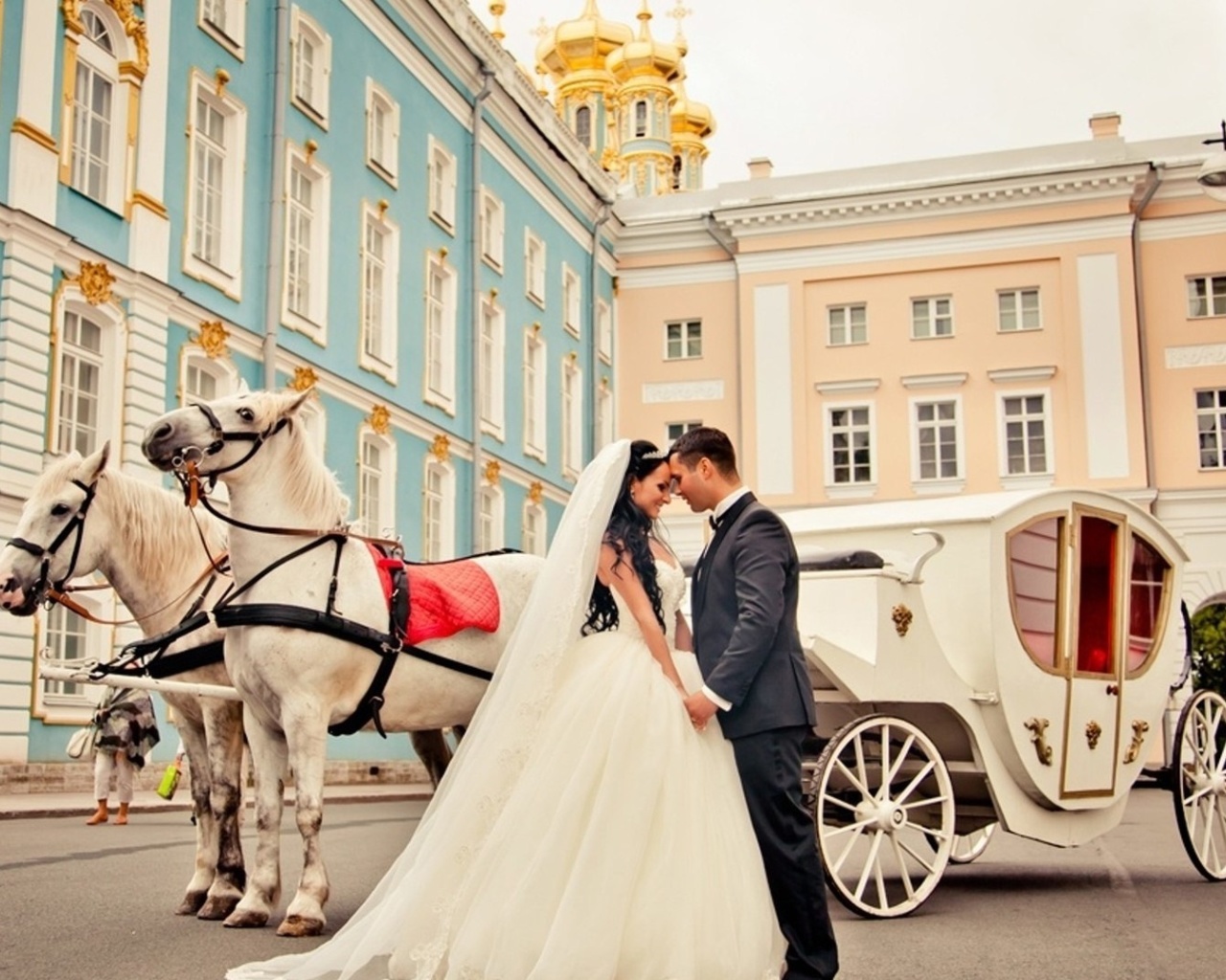 Обои Wedding in carriage 1280x1024
