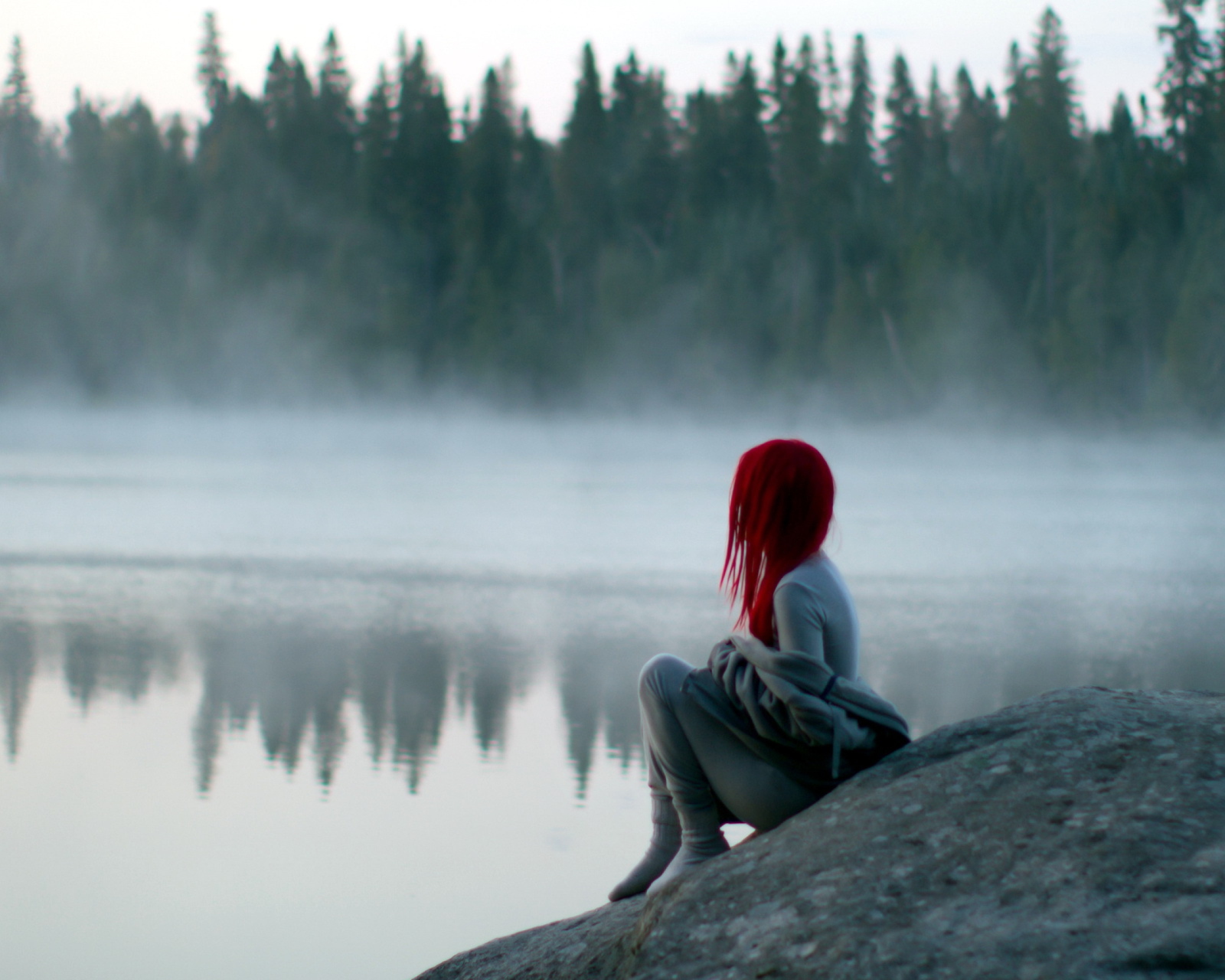 Screenshot №1 pro téma Girl With Red Hair And Lake Fog 1600x1280