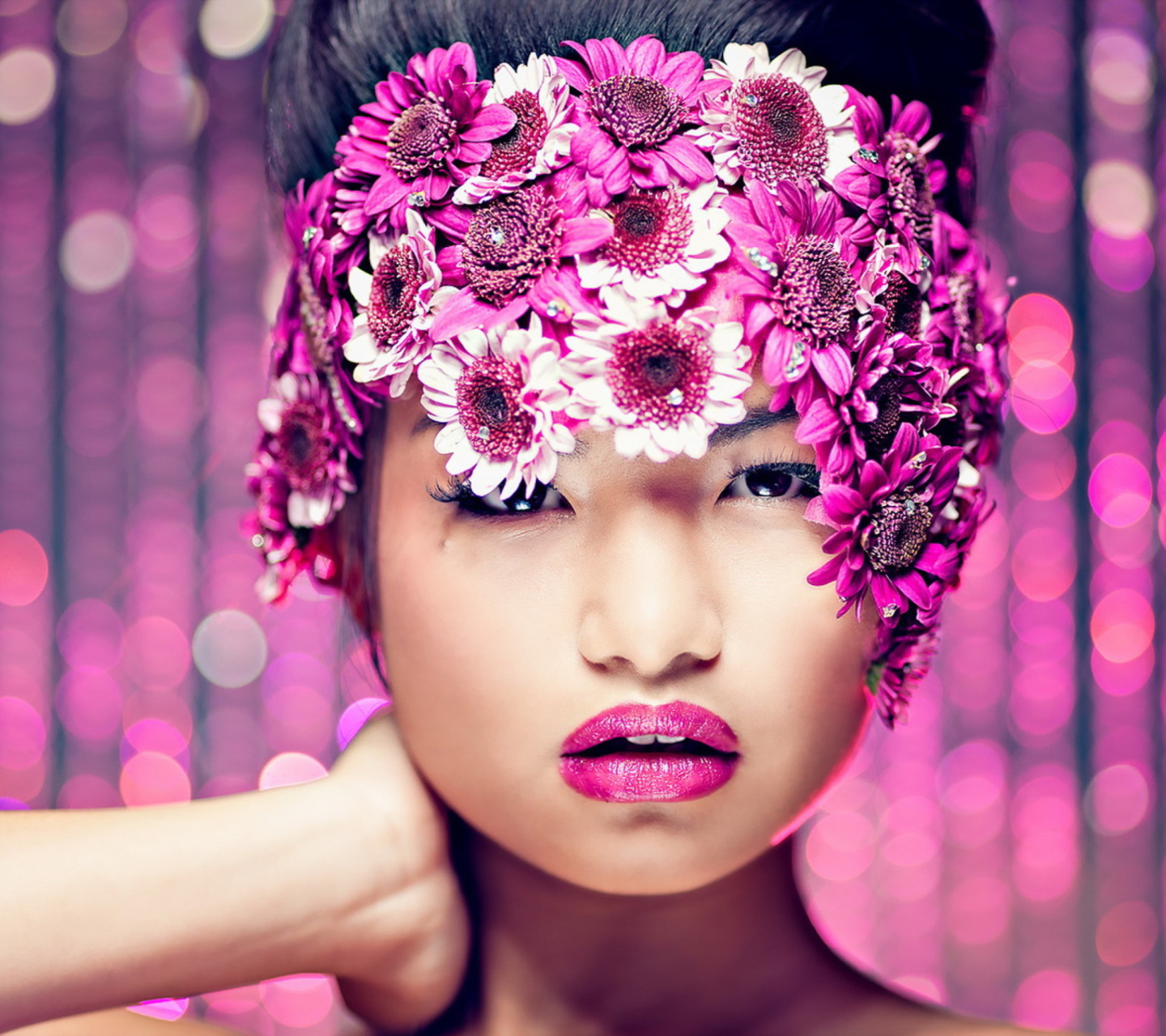 Screenshot №1 pro téma Asian Fashion Model With Pink Flower Wreath 1440x1280