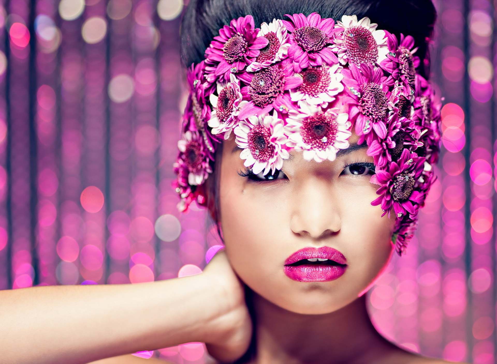 Fondo de pantalla Asian Fashion Model With Pink Flower Wreath 1920x1408