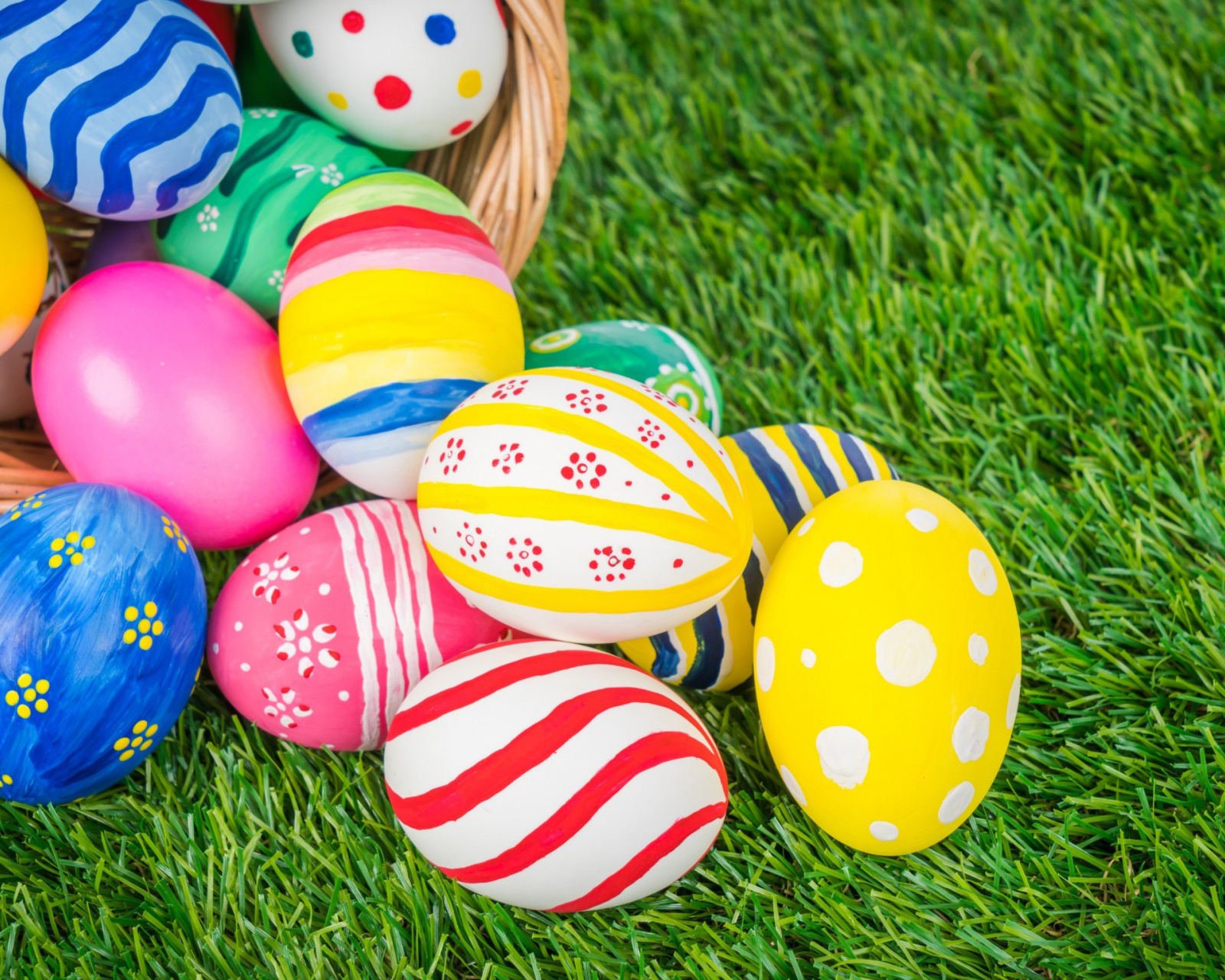 Обои Easter Eggs and Nest 1600x1280