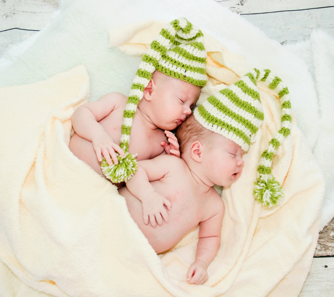 Fondo de pantalla Cute Babies In Green Hats Sleeping 1080x960
