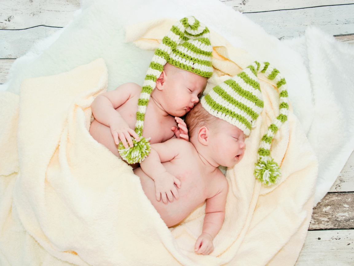 Fondo de pantalla Cute Babies In Green Hats Sleeping 1152x864