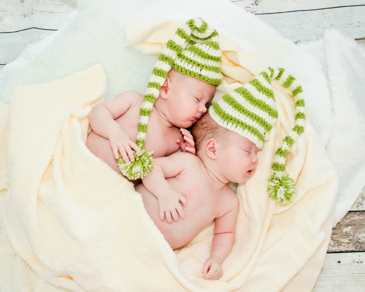 Sfondi Cute Babies In Green Hats Sleeping 1280x1024