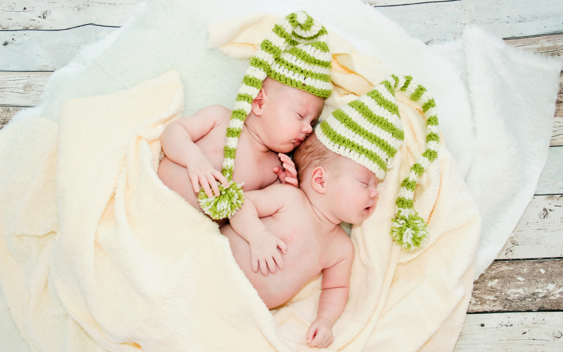 Screenshot №1 pro téma Cute Babies In Green Hats Sleeping 1920x1200