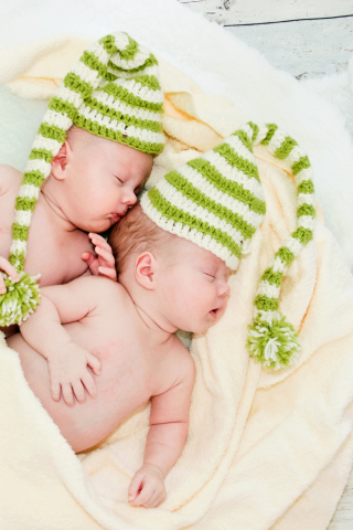 Fondo de pantalla Cute Babies In Green Hats Sleeping 320x480