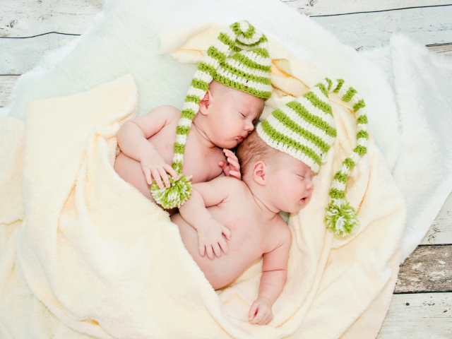Обои Cute Babies In Green Hats Sleeping 640x480