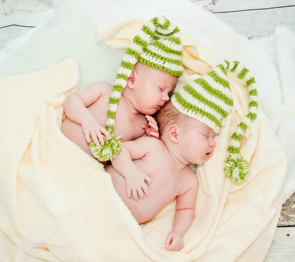 Обои Cute Babies In Green Hats Sleeping 960x854