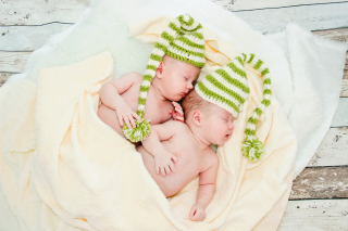 Cute Babies In Green Hats Sleeping - Obrázkek zdarma pro Nokia Asha 200