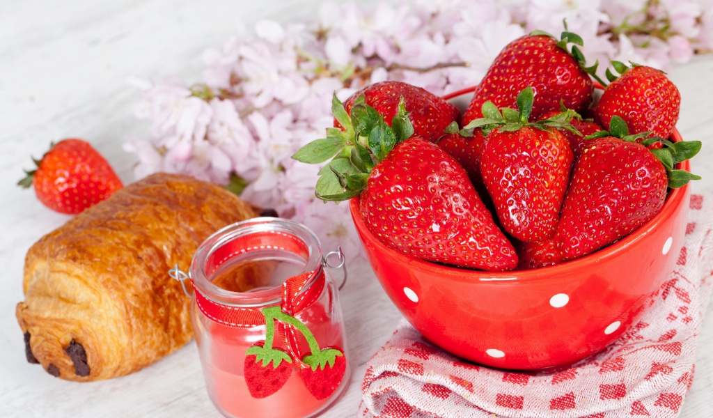 Fondo de pantalla Strawberry, jam and croissant 1024x600