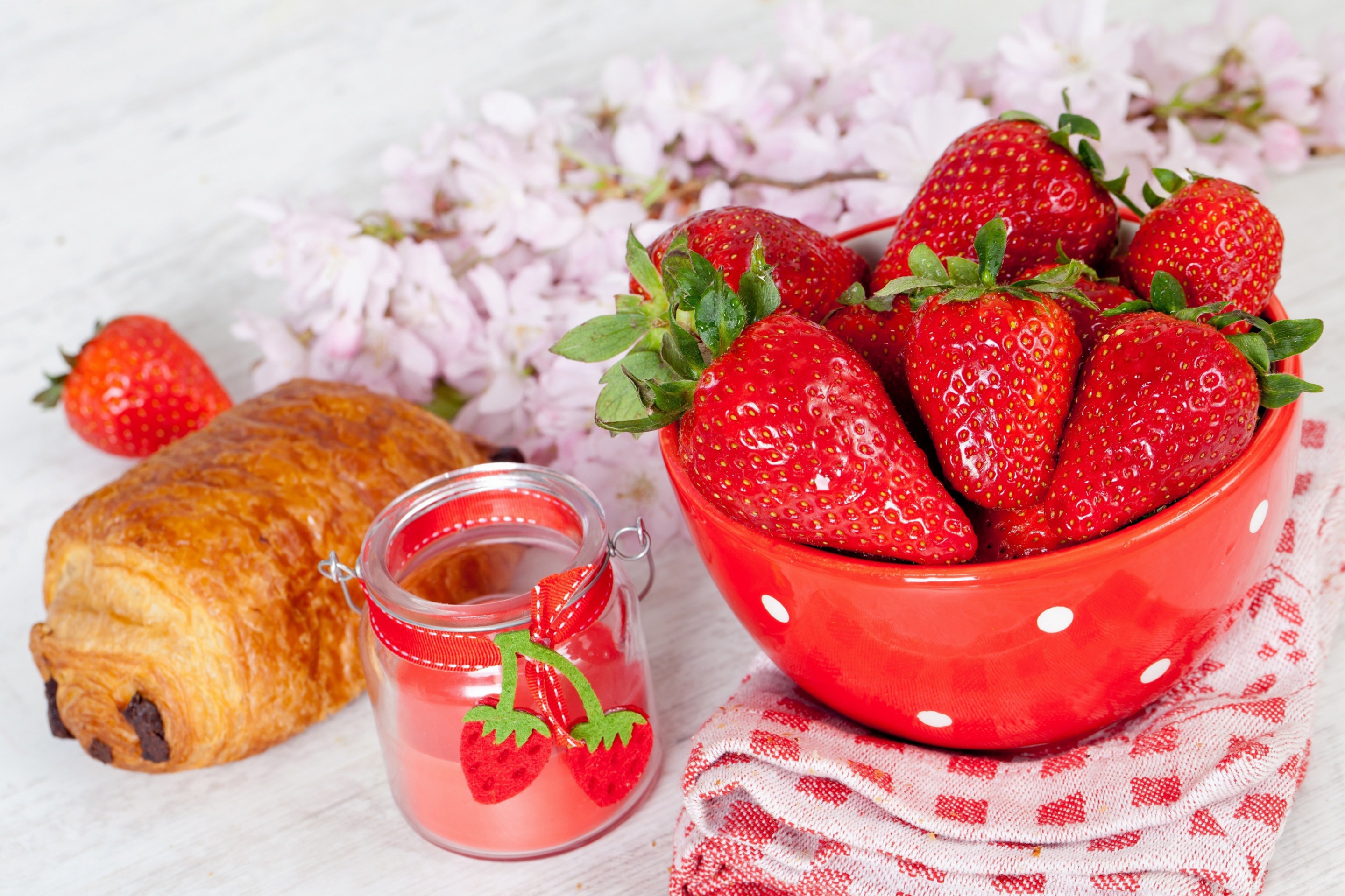 Обои Strawberry, jam and croissant 2880x1920
