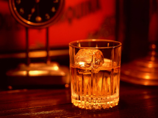 Das Whiskey With Ice Wallpaper 320x240