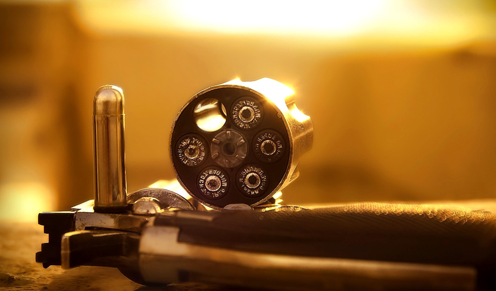 Screenshot №1 pro téma Revolver with Handgun Cartridges 1024x600