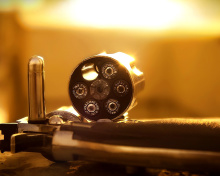 Sfondi Revolver with Handgun Cartridges 220x176