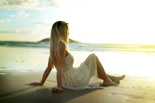 Blonde on Beach - Obrázkek zdarma pro HTC Desire 310