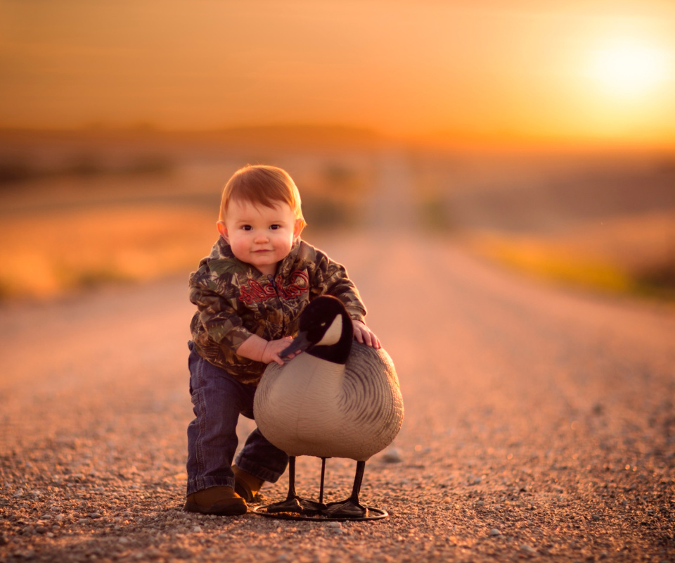 Обои Kid and Duck 960x800