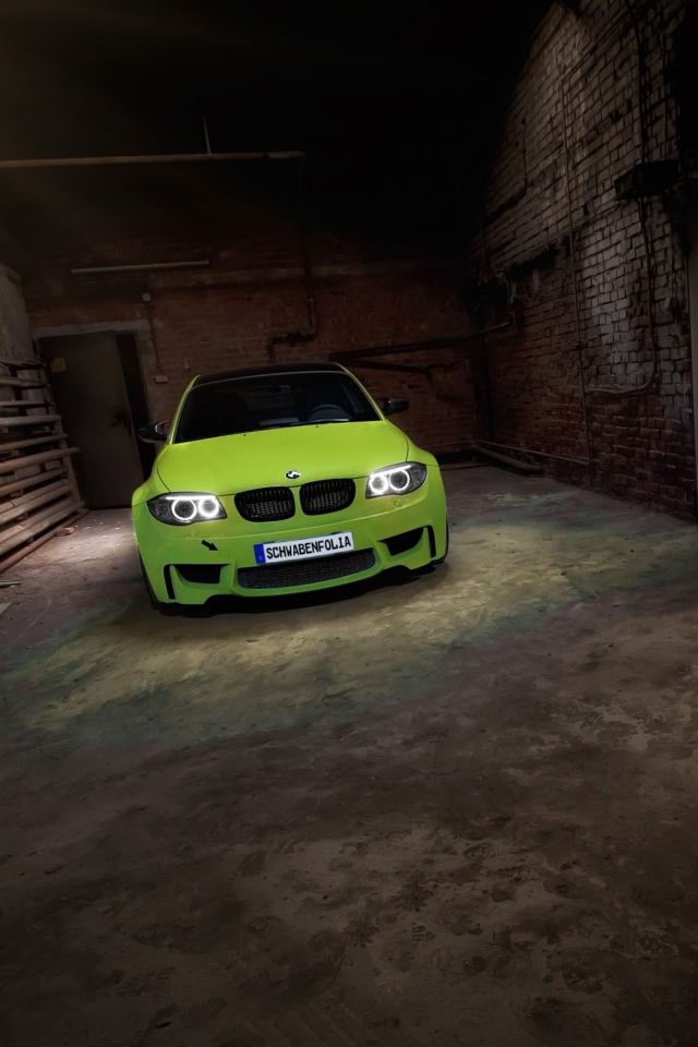 Screenshot №1 pro téma BMW 1 Series M Coupe 640x960