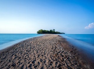 Lonely Island In Ocean - Obrázkek zdarma pro 1024x600