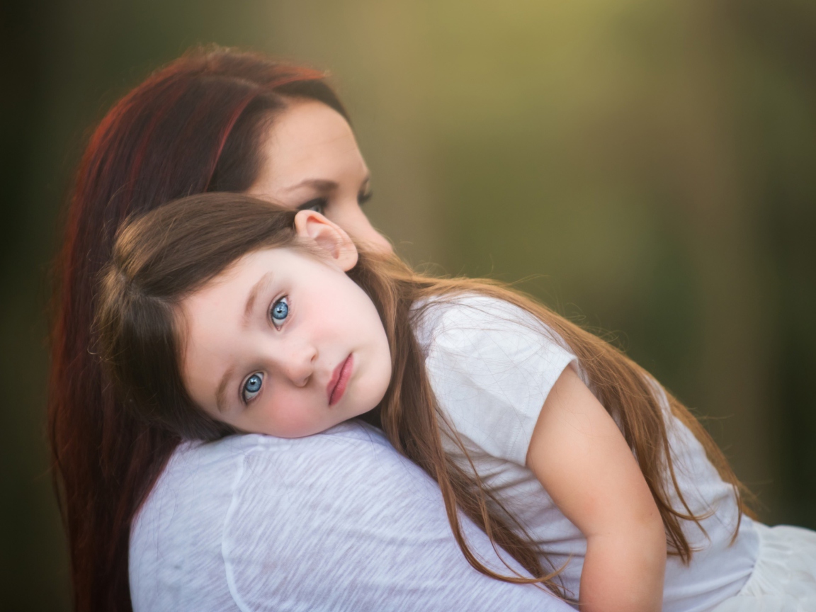 Fondo de pantalla Mom And Daughter With Blue Eyes 1152x864