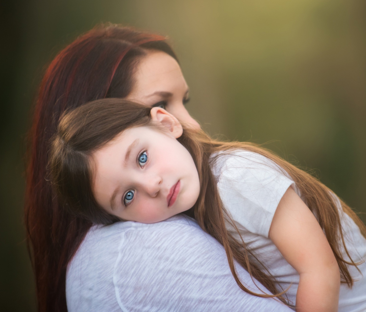 Fondo de pantalla Mom And Daughter With Blue Eyes 1200x1024