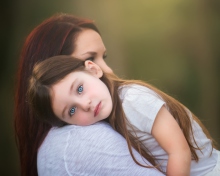 Das Mom And Daughter With Blue Eyes Wallpaper 220x176