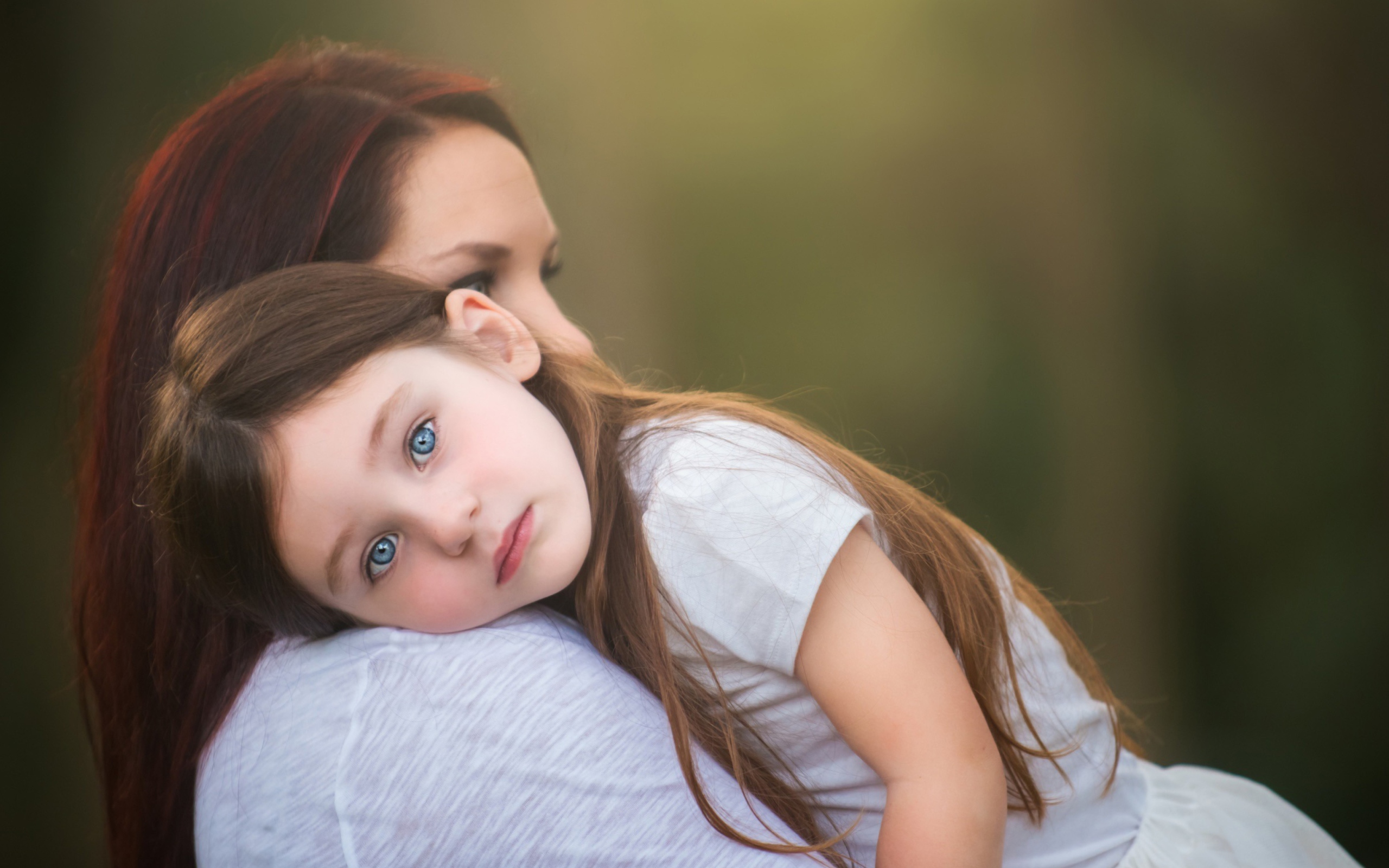 Fondo de pantalla Mom And Daughter With Blue Eyes 2560x1600