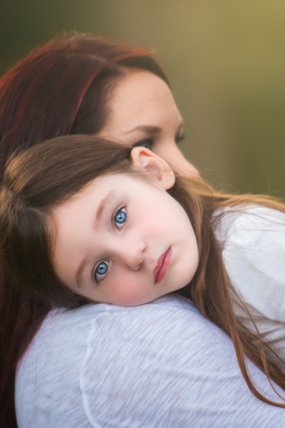 Fondo de pantalla Mom And Daughter With Blue Eyes 320x480