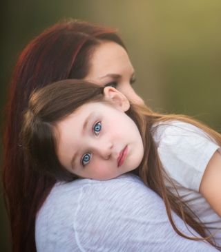 Mom And Daughter With Blue Eyes sfondi gratuiti per 768x1280