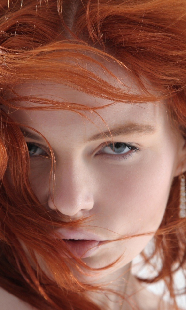 Das Redhead Model Wallpaper 768x1280