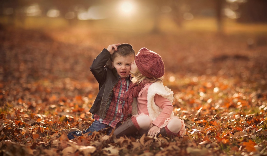 Fondo de pantalla Boy and Girl in Autumn Garden 1024x600