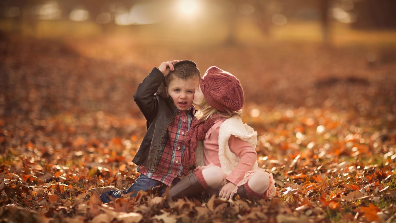 Das Boy and Girl in Autumn Garden Wallpaper 1366x768