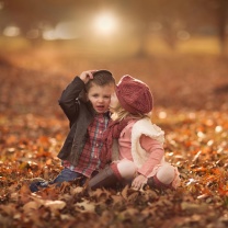 Sfondi Boy and Girl in Autumn Garden 208x208
