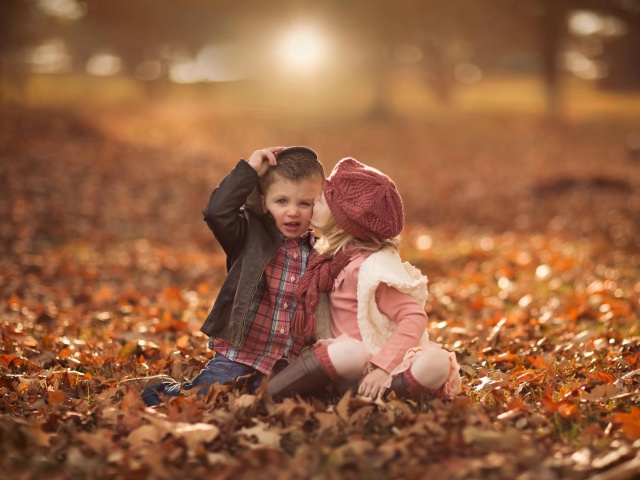 Das Boy and Girl in Autumn Garden Wallpaper 640x480
