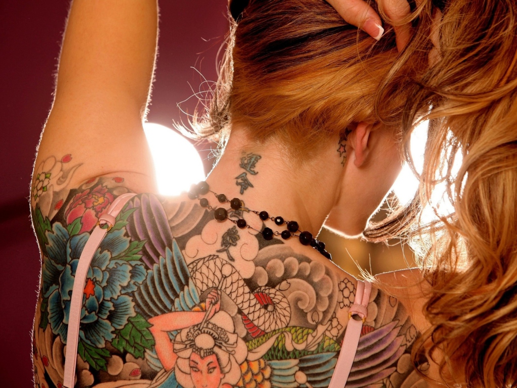 Обои Tattooed Girl's Back 1024x768