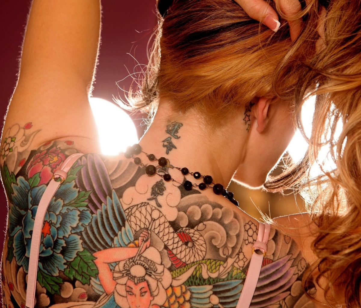 Screenshot №1 pro téma Tattooed Girl's Back 1200x1024