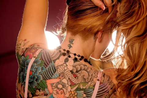 Fondo de pantalla Tattooed Girl's Back 480x320