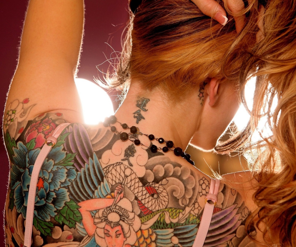 Обои Tattooed Girl's Back 960x800