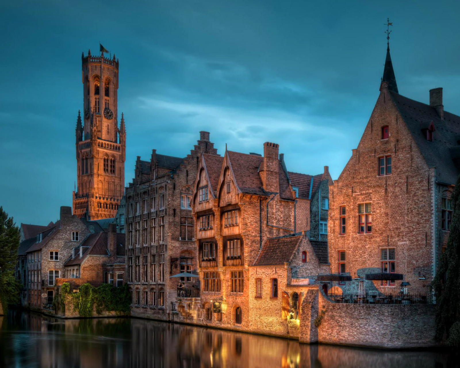 Fondo de pantalla Bruges city on canal 1600x1280