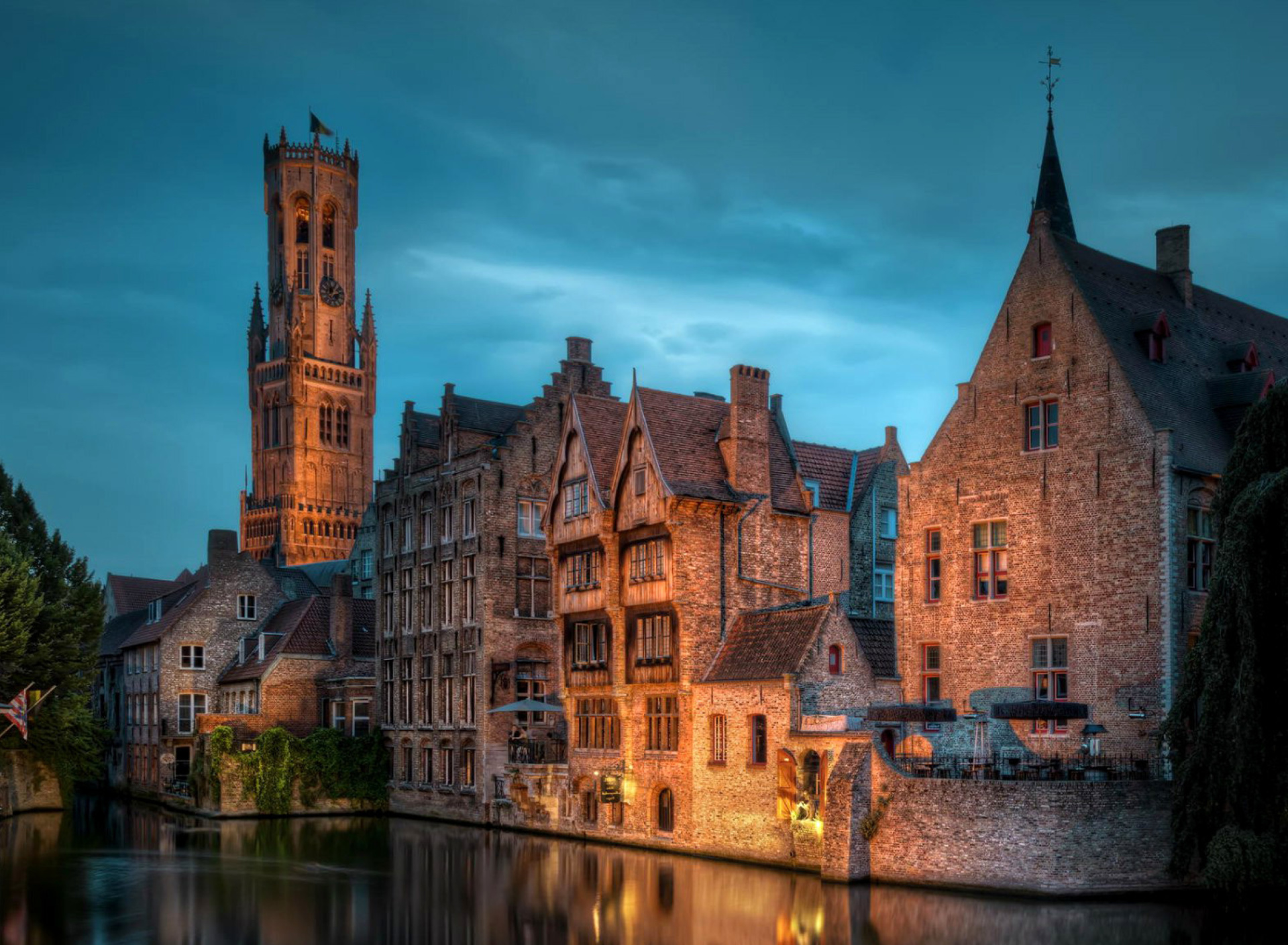 Bruges city on canal wallpaper 1920x1408