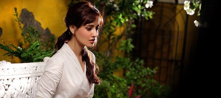Screenshot №1 pro téma Neha Sharma Indian Actress 720x320