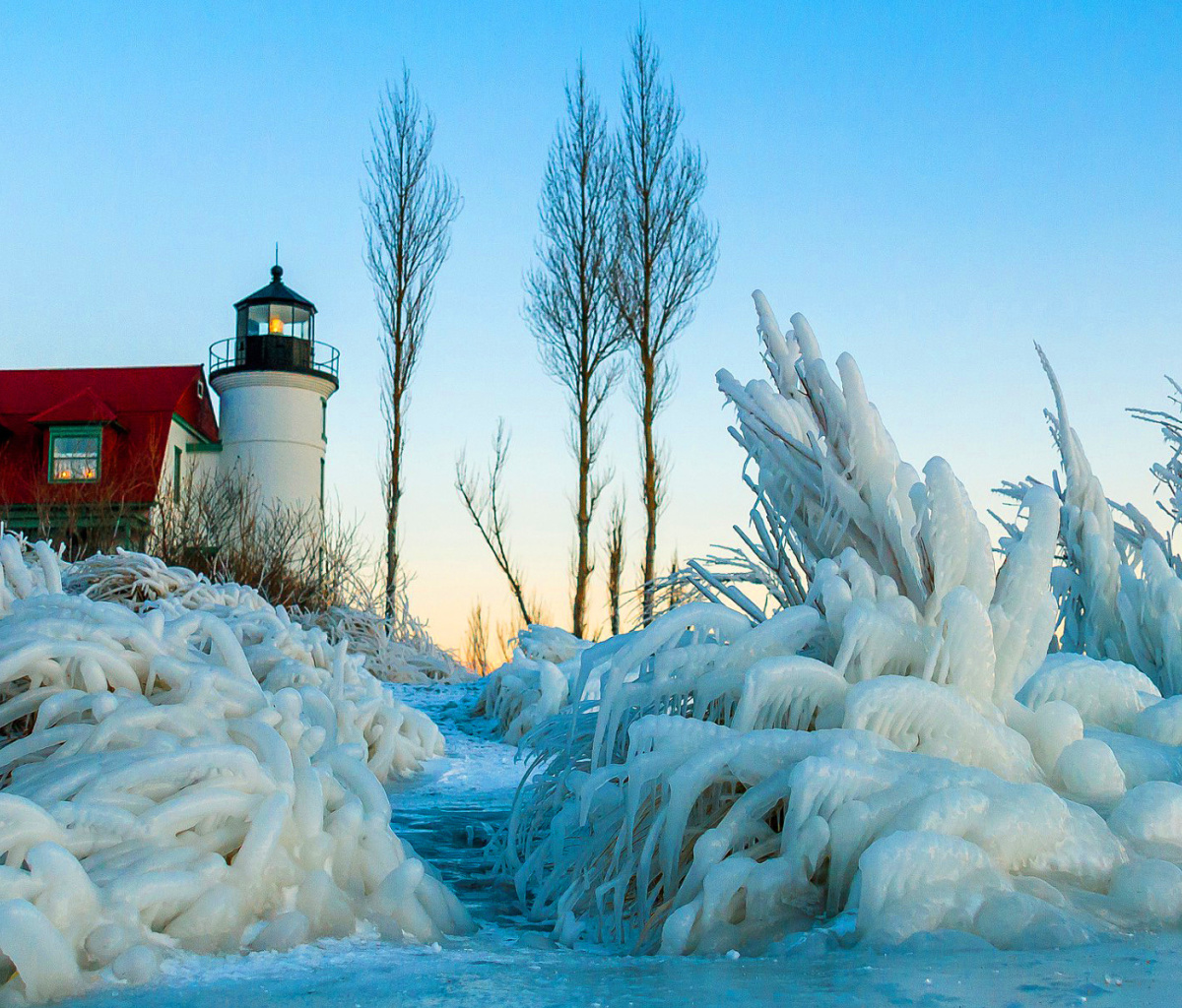 Sfondi Winter Frozen Lighthouses 1200x1024