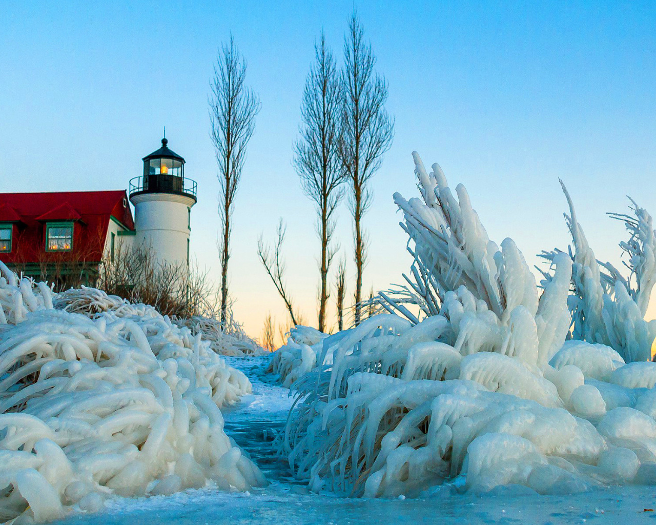 Winter Frozen Lighthouses wallpaper 1280x1024
