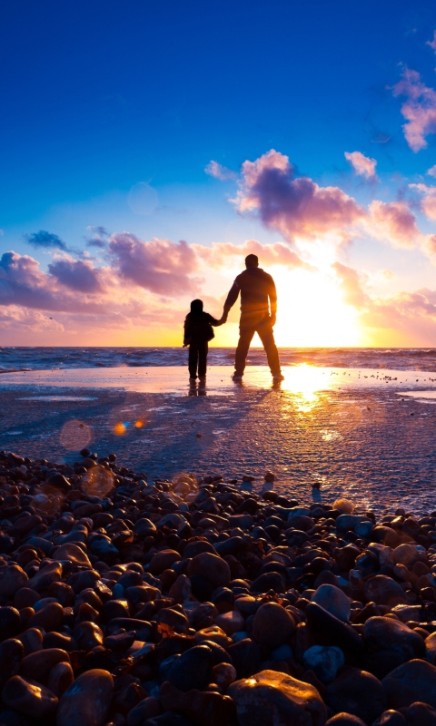Fondo de pantalla Father And Son On Beach At Sunset 480x800