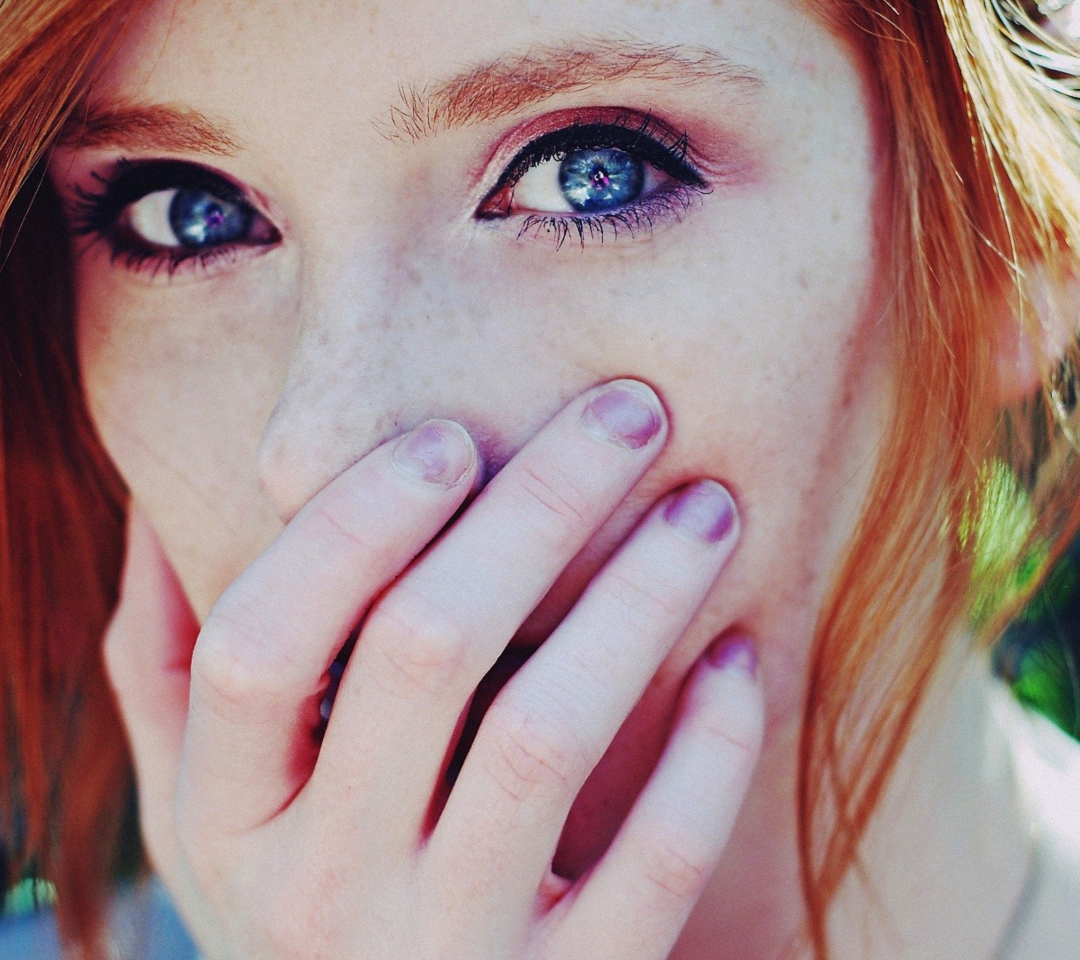 Sfondi Blue Eyes And Freckles 1080x960