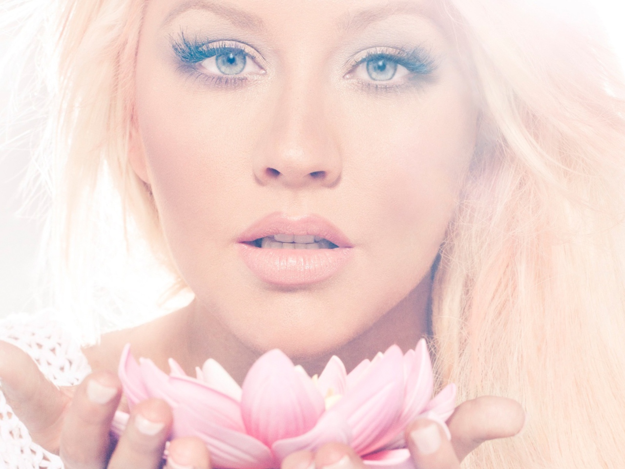 Das Christina Aguilera With Lotus Wallpaper 1280x960