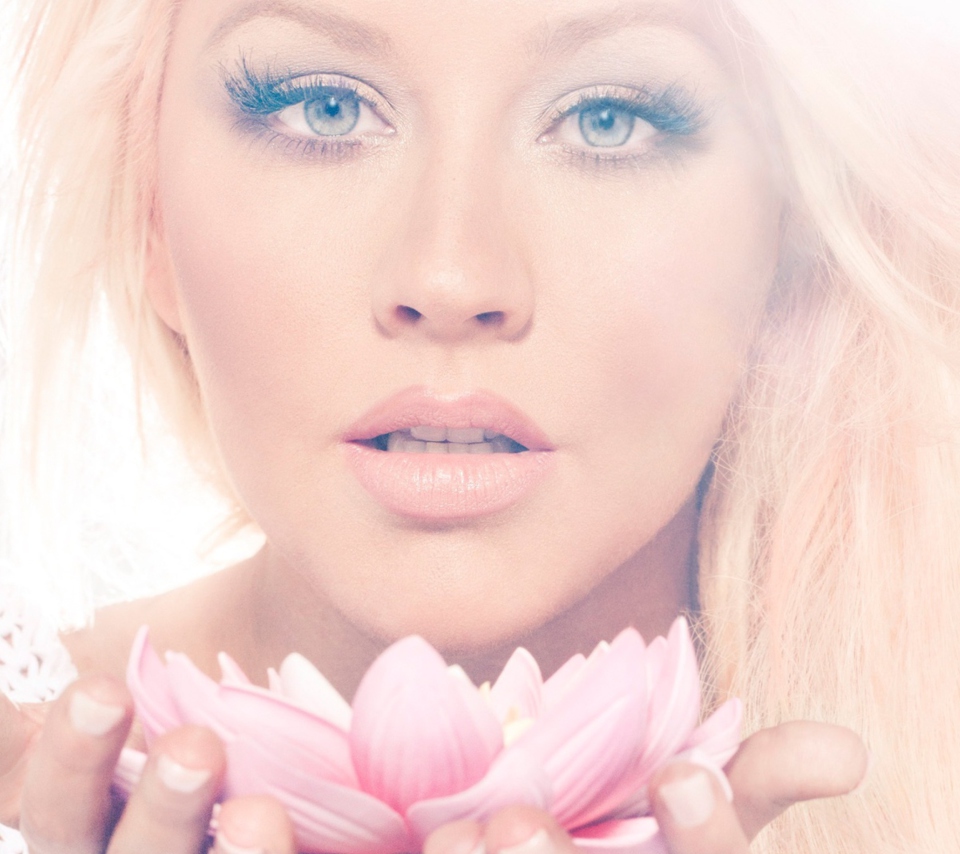 Обои Christina Aguilera With Lotus 960x854
